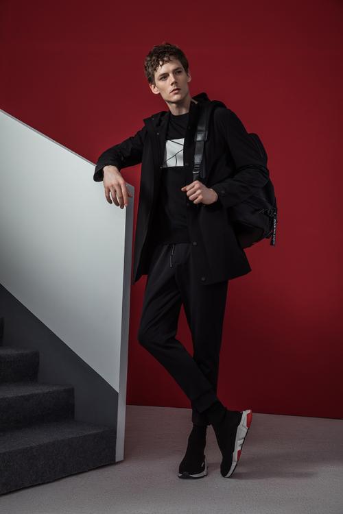 服装,针纺织品,皮革制品,羽绒制品的加工,销售;销售:鞋帽,箱包,工艺品